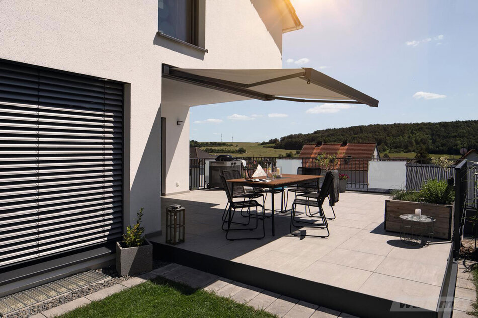 Sonnenschutz mit Markisen und Raffstoren